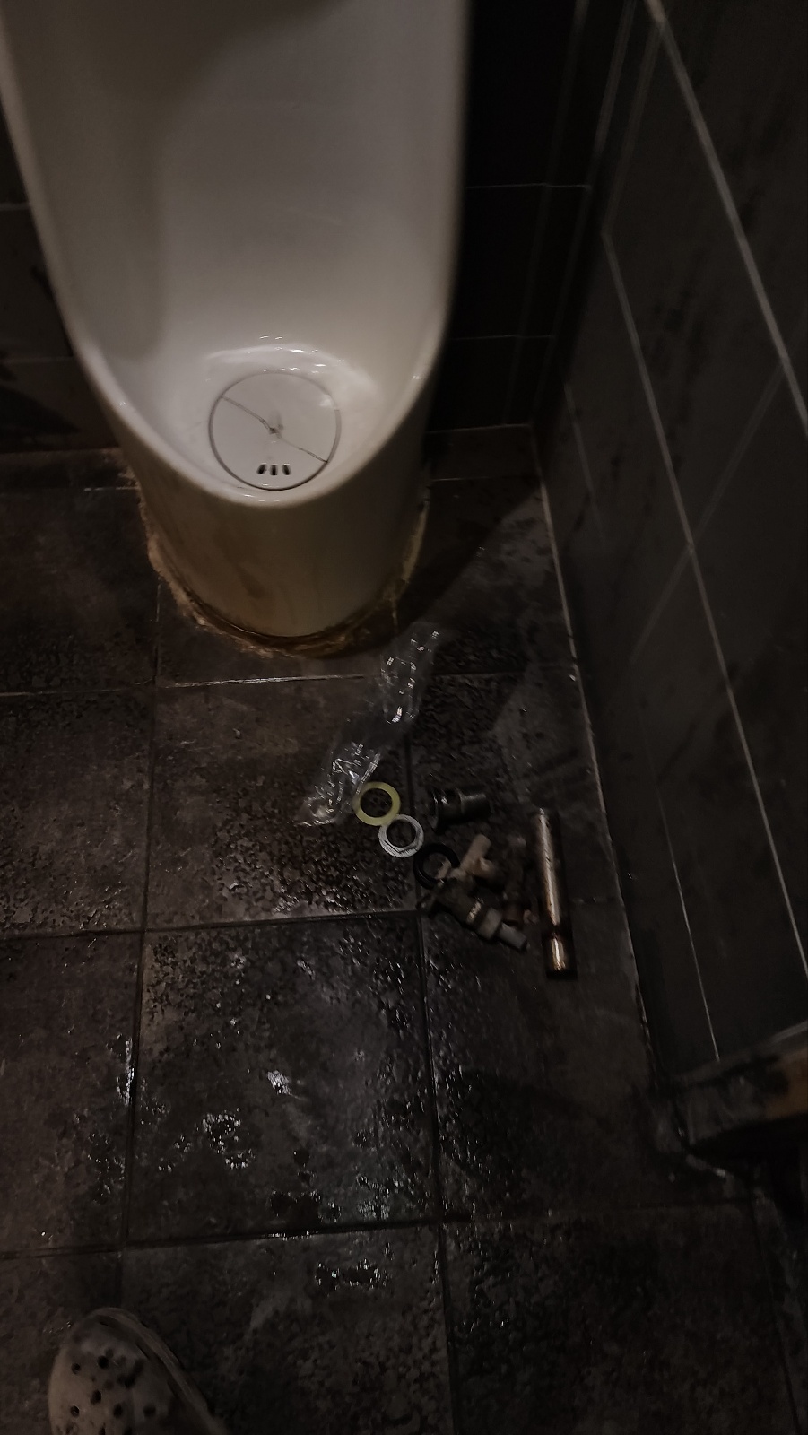 영등포 상가 남자 화장실 배관 손상 누수탐지 후 교체